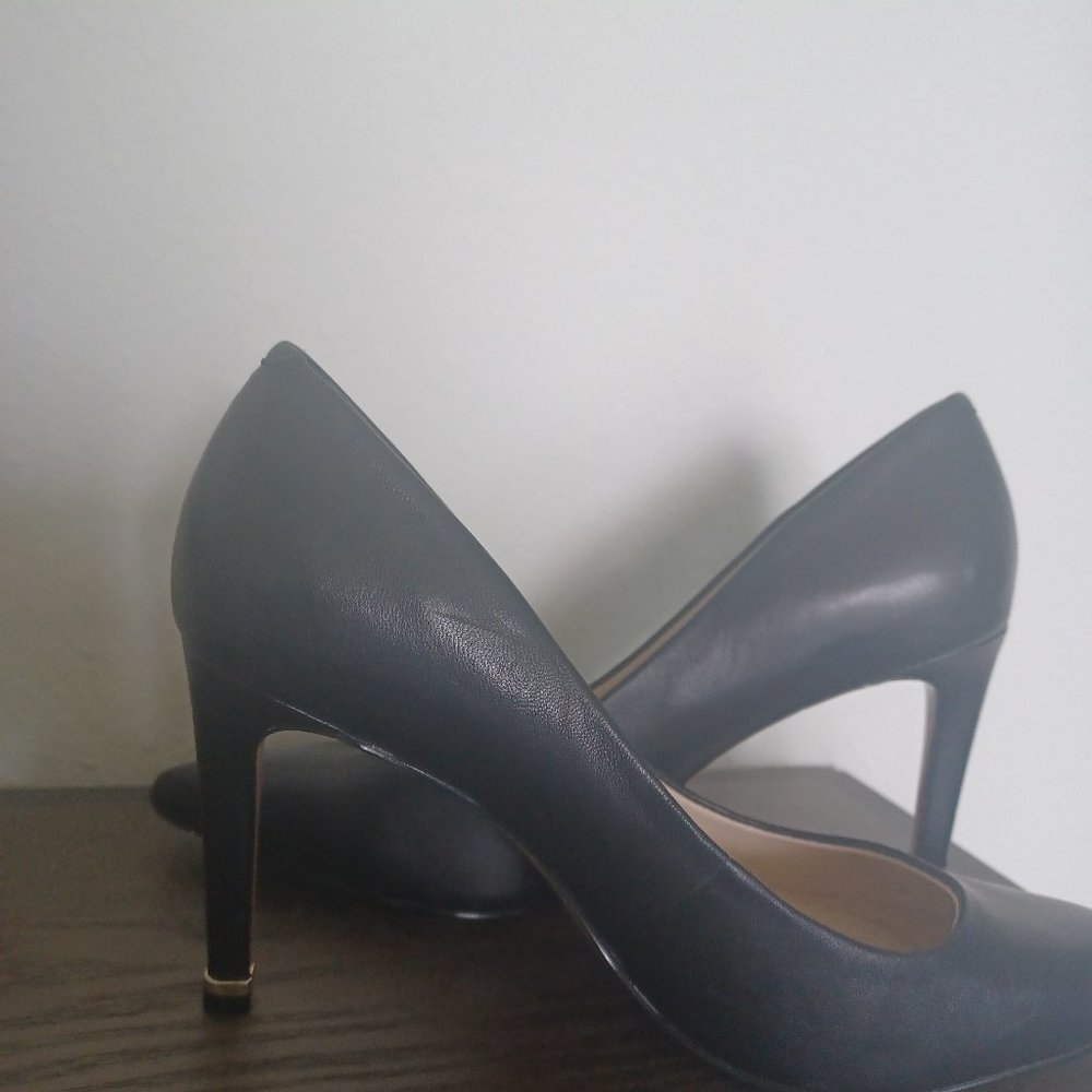 Katherine Kelly black heels 8m